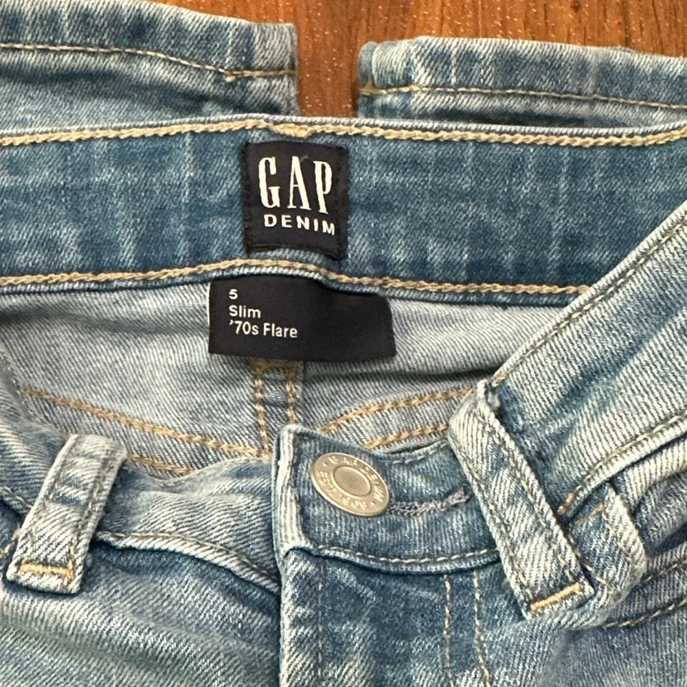 GAP Denim 70's Flare Jeans in Blue and Long - Sleveed T - Shirt in Yellow